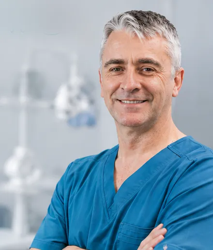 Dr. Ignacio Pardow en su box clínico